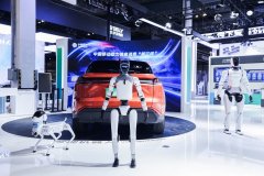 不少不雅众切身上阵体验人